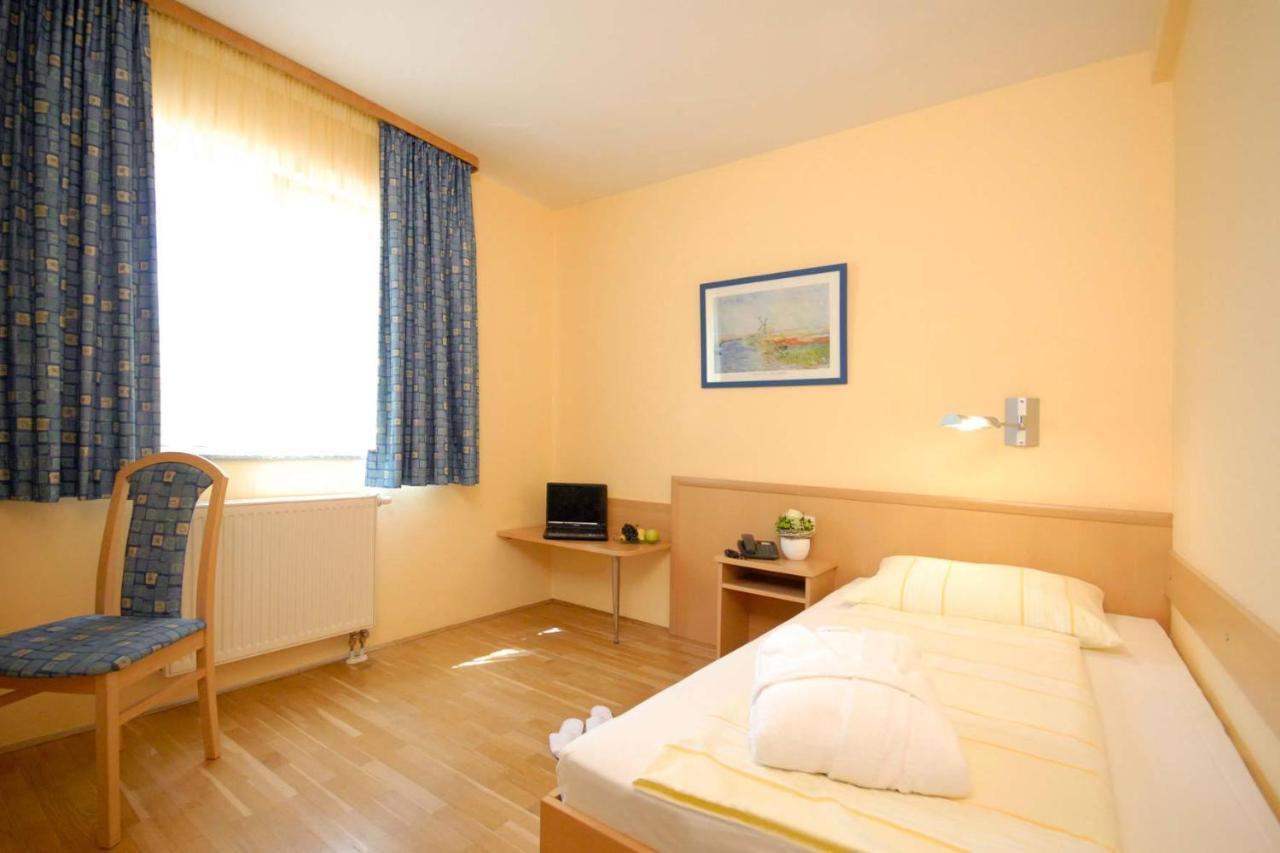 Hotel&Restaurant Hugenottengarten Friedrichsdorf Rum bild